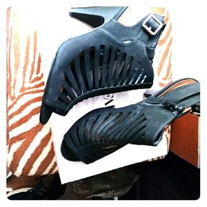 Cute strappy look summer heels Sze 10